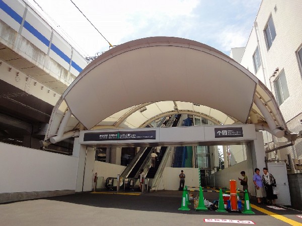 元住吉駅(東横線の日吉と武蔵小杉に挟まれた各駅停車駅。環境に配慮しており、太陽光発電や雨水の再利用といったエコシステムを採用していることでも注目されています。)