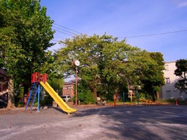 木月下町公園(緑豊かな自然と広々とした遊び場が魅力の憩いの場です。遊具や散歩道が充実しており、子どもから大人までリフレッシュできます。)