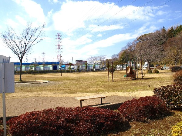 大熊町つつじ公園(近隣には、公園もあり、青空の下で駆け回ったり、思い思いの遊びができます。子供たちの元気で楽しそうな声が響き渡ります。)