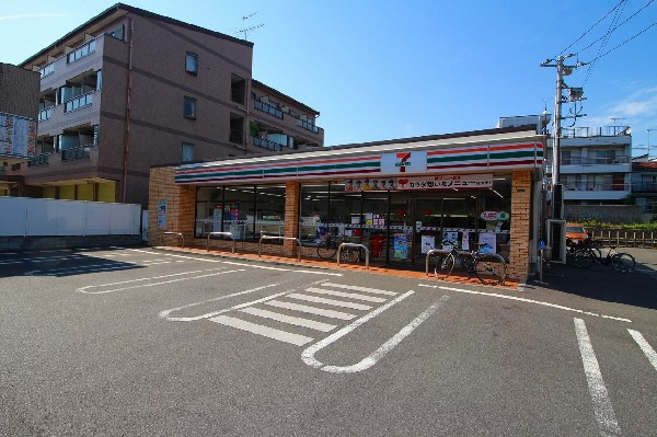 セブンイレブン 川崎栗谷３丁目店(特にお弁当等の惣菜で一歩先を行くセブンイレブン。一昔前と比べると格段に美味しい！会社帰りに立ち寄れる立地は嬉しい限り！)