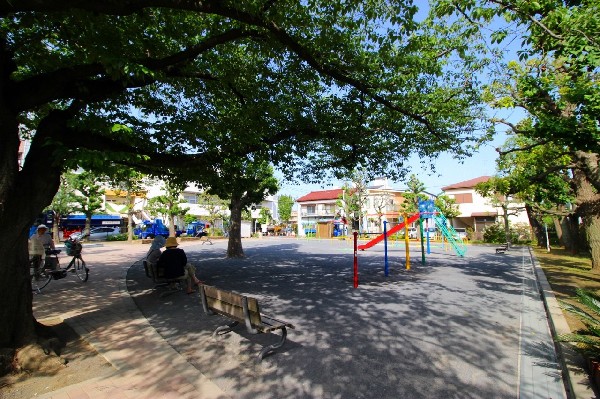 戸手第一公園(この物件からほど近い公園。陽ざしを遮る大きな木があるので、木漏れ日が気持ちいい！)