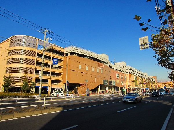 トレッサ横浜(トヨタが開発する首都圏初のオートモール複合施設！約220店舗の専門店で構成されたショッピングモール)