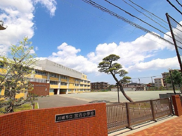 宮内小学校(半世紀以上前に現在地で創立して以来、昔から住む人の多い地域に根付いた小学校であり、在校生の中には保護者がこの学校の卒業生という人も多い。)