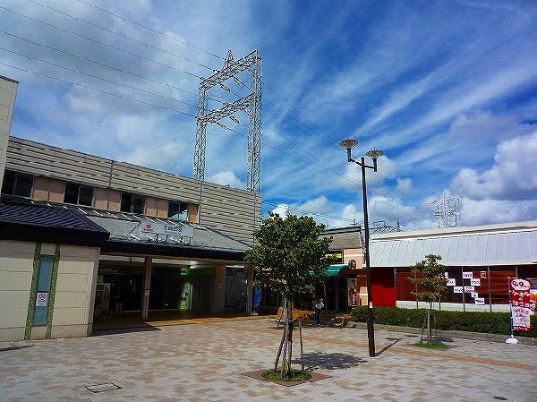 宮崎台駅(駅前には、深夜まで営業のスーパーなどがあり、帰宅時の買物にとても便利。駅前にはサクラ並木もあり、洗練された田園都市線沿線らしい風景が広がる。)