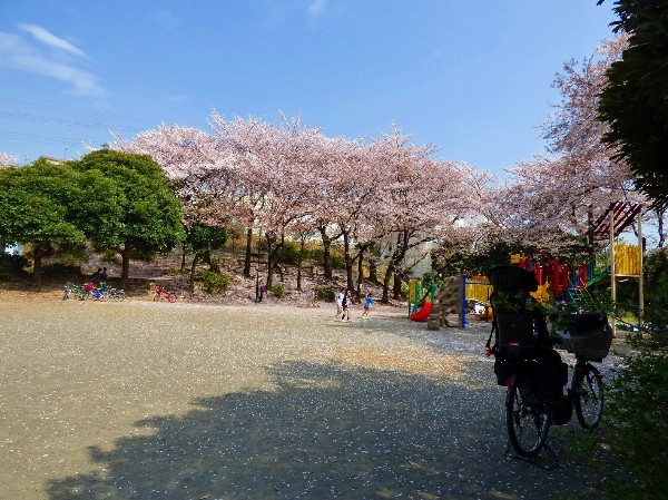 有馬つつじ公園(青空の下で駆け回ったり、遊具で遊んだり、思い思いの遊びができます。子供たちの元気で楽しそうな声が響き渡ります。)