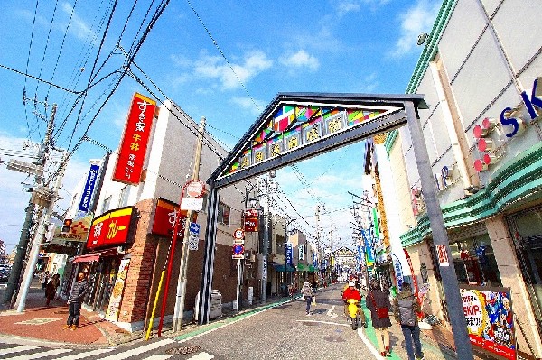 六角橋商店街(地元の住民の方や、神奈川大学の学生で活気のある商店街。昭和を感じる店舗と新しいお店が入り混じる。)