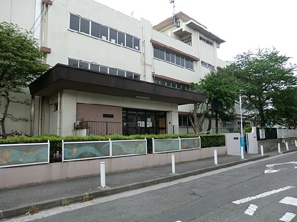 臨港中学校(学校教育目標「自他を愛し、素直で、誠意ある人の育成　責任感強く、たくましく、勇気のある人の育成　礼儀正しく、質実、清楚な人の育成」)