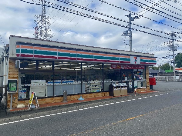 セブンイレブン横浜新吉田中町店(特にお弁当等の惣菜で一歩先を行くセブンイレブン。一昔前と比べると格段に美味しい！会社帰りに立ち寄れる立地は嬉しい限り。)