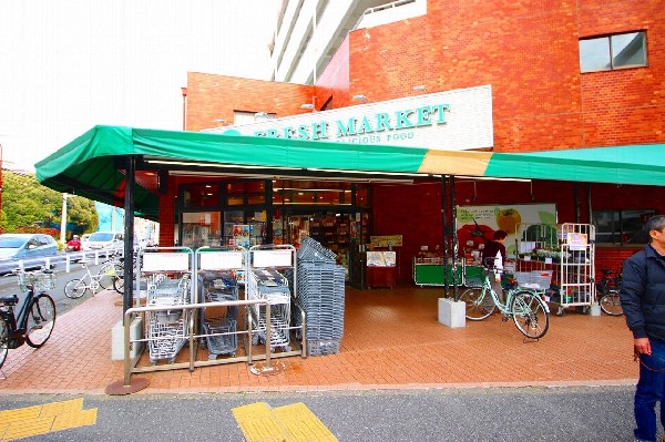 トップフレッシュマーケット岸根店(普段の買い物に便利なスーパー。少し足を延ばせば、新横浜やショッピングモールもあるので買物には困らない立地。)