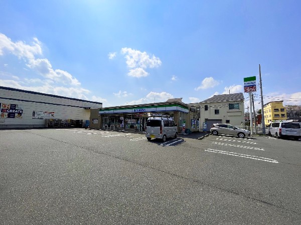 ファミリーマート 川崎南野川店(ファミリーマート人気のファミチキをはじめスナックメニューも大人気です。)