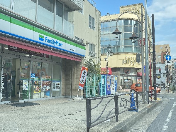 ファミリーマート川崎南幸町店(「あなたと、コンビに、ファミリーマート」のCMジングルでお馴染みの24時間営業コンビニエンスストア。)