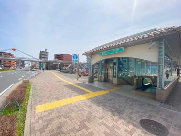 北山田駅(街並みに合わせるためにステーションカラーを南欧スタイルで統一。オレンジの洋瓦で暖かいイメージ。)