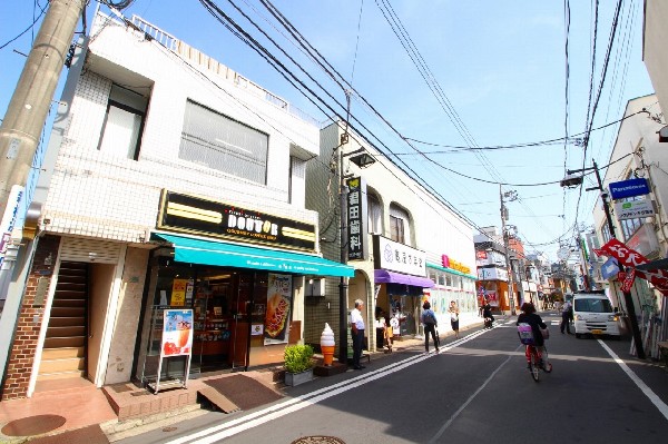 妙蓮寺駅前商店街(少し早めに家を出て珈琲とパンで朝食を済ませるのもいいかもしれません。定番で人気のホットドックやホットサンドは飽きません。)