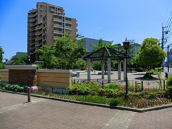 久本鴨居町公園（メイフェア公園)　(鉄棒、砂場、複合遊具（滑り台）、広めの砂の広場があります。小さいお子様にとっては、公園が近いと嬉しいですね。)