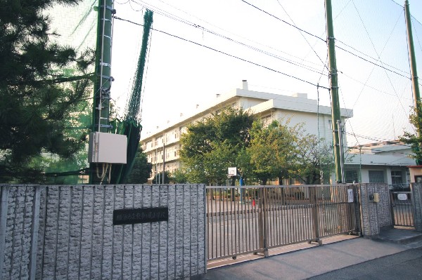 東市ヶ尾小学校 (青葉区市ケ尾町にある公立小学校。学生やその周辺ではヒガイチと略される。)