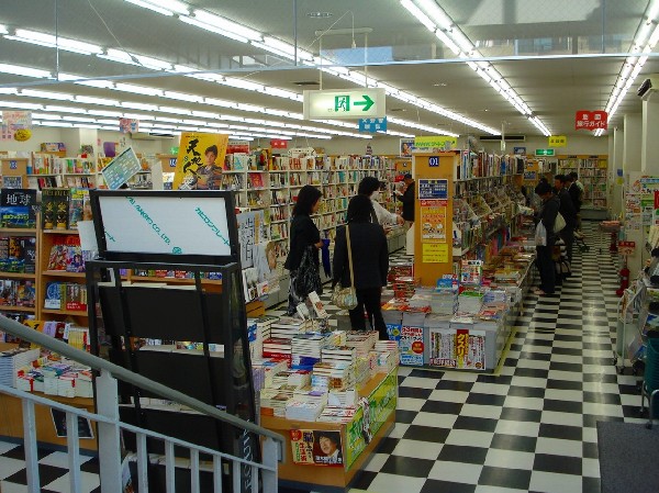 文教堂書店横浜北山田店(溝の口が本店の全国展開書店。テーマに沿って選び抜いた本を展開するフェア等を積極的に行っており、思いがけず素敵な本と出会えるかも。)