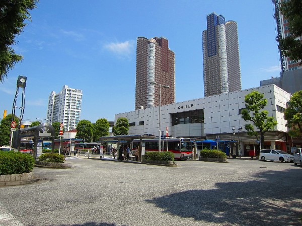 武蔵小杉駅(東横線の特急以下全線と目黒線、JR南武線が乗り入れているほか、横須賀線や湘南新宿ラインに乗り換えが可能。駅は連絡通路でつながっています。)