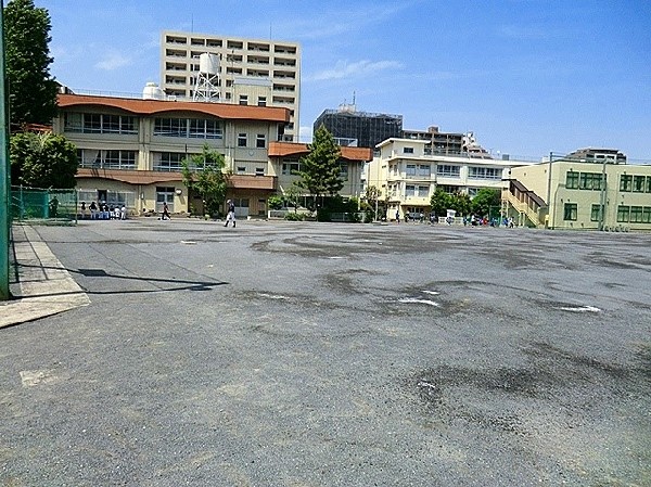 上丸子小学校(お子様が一日の中でも長い時間を過ごす小学校。のびのびと過ごし、広い校庭で元気に駆け回ったり、どんどん成長していく姿が目に浮かびます。)