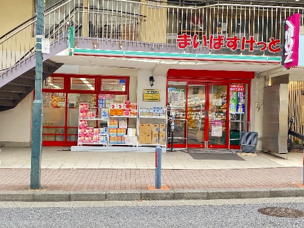 ローソン新羽駅前店　(「マチのほっとステーション」をスローガンに掲げる通り、忙しい日々に「ほっ」とするひとときをもたらします。)