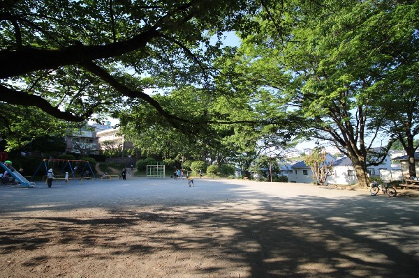 百合丘第2公園(木々に囲まれら自然豊かな公園。遊具もあり、広場も広いので子供たちは走り回れる。)