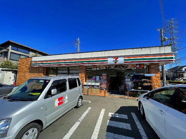 セブンイレブン横浜恩田町店(セブンミールは大好評です。今や公共料金の支払いや宅配など、色々な用途があるコンビニは必須ですね。)