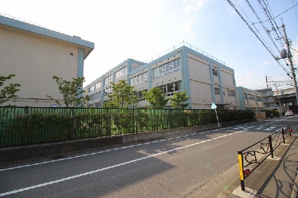 西中原中学校(生徒数が多い、有名な中学校です。1学年12クラスで全校生徒は1430人。公立中学校ではマンモス校。)