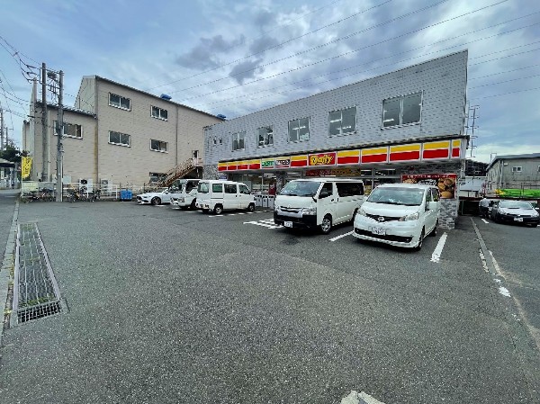 デイリーヤマザキ横浜大熊町店(時間を問わず幅広い品物が揃う。行政、銀行、民間サービス等、日常生活に深く関係する最重要施設になりつつある。)