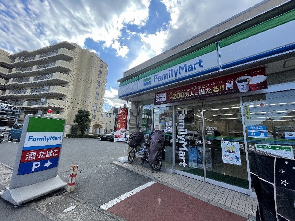 ファミリーマート川崎中丸子店(人気のファミチキをはじめスナックメニューも大人気です。)