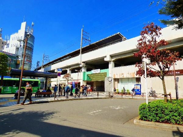 武蔵新城駅(武蔵小杉駅、武蔵溝ノ口駅に電車で6分、3分とアクセスしやすく、渋谷に出やすいです。また、駅前はアイモール商店街やスーパーが建ち並びます。)