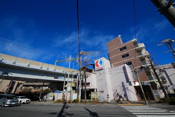 京王稲田堤駅(JR南武線と京王相模原線を繋ぐターミナル駅。両駅間の乗り換えは商店街を通り抜けるので、ちょっとしたお買い物も済ませられます。)