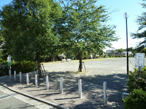 犬蔵さくらの丘公園(見晴らしの良い景色が楽しめ、とても気持ちのいい風が吹いています。さくらの季節には、いろいろな桜の花が楽しめます。)