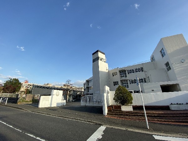 川和中学校(昭和55年4月に開校した中学校です。40周年を祝う会スローガンのもと、一丸となって次なる新しい歴史に歩みを進めています。)