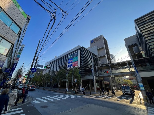 青葉台東急スクエア(青葉台駅直結。国際的なチェーン店のほか、カジュアルなレストランやカフェが幅広く揃うモダンなモールです。)