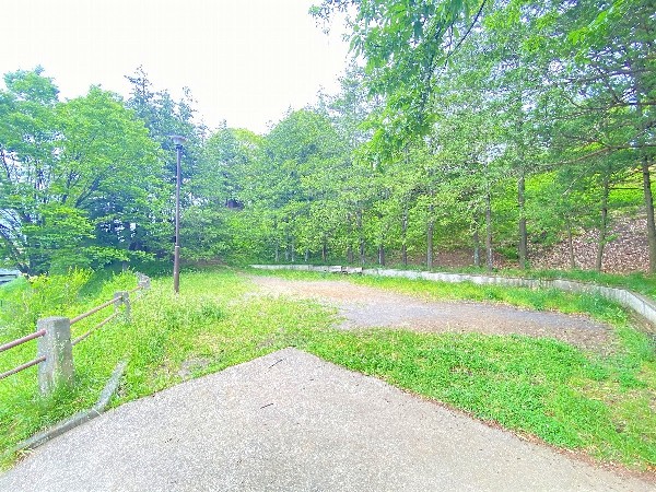 たちばな台公園(園内には遊具や広場があり、子どもたちが安心して遊べる環境が整っています。四季折々の植物が楽しめる散策コースもあります。)