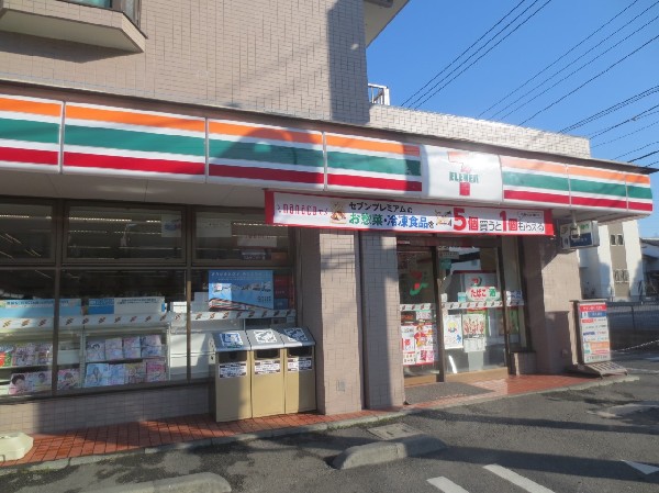 セブンイレブン川崎野川くぬぎ坂店(セブンミールは大好評です。今や公共料金の支払いや宅配など、色々な用途があるコンビニは必須ですね。)