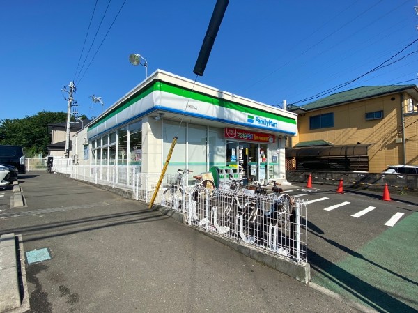 ファミリーマート川和町店(ファミチキをはじめスナックメニューも大人気です。買物だけではなく、日常生活に関係する最重要施設となりつつある。)