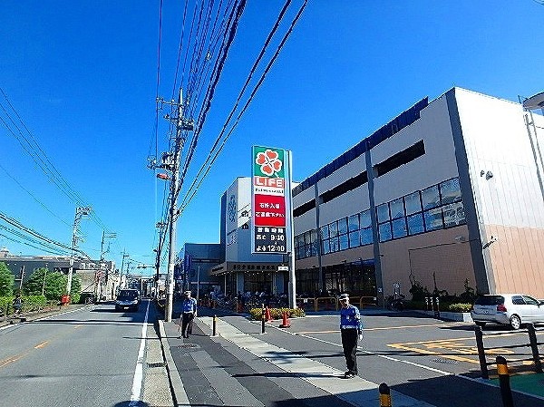 ライフ宮内2丁目店(「よい商品、よいお店、よいサービス」を目指しており、その「宮内二丁目店」は等々力競技場から府中街道をわずかに北上した場所に位置している。)