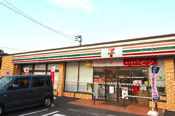 セブンイレブン 横浜市ヶ尾東店 (特にお弁当等の惣菜で一歩先を行くセブンイレブン。一昔前と比べると格段に美味しい！会社帰りに立ち寄れる立地は嬉しい限り！)