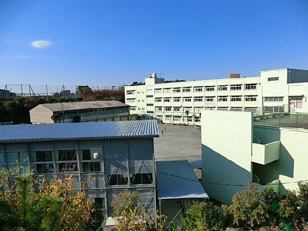 (1100　篠原西小学校　お子様が一日の中でも長い時間を過ごす小学校。のびのびと過ごし、広い校庭で元気に駆け回ったり、どんどん成長していく姿が目に浮かびます。)