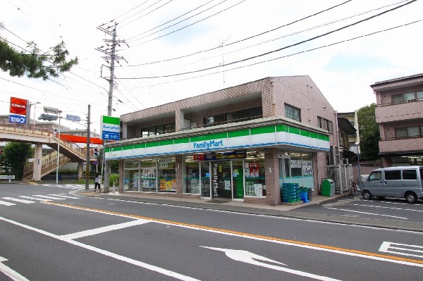 ファミリーマート西生田店(ファミリーマート人気のファミチキをはじめスナックメニューも大人気です)