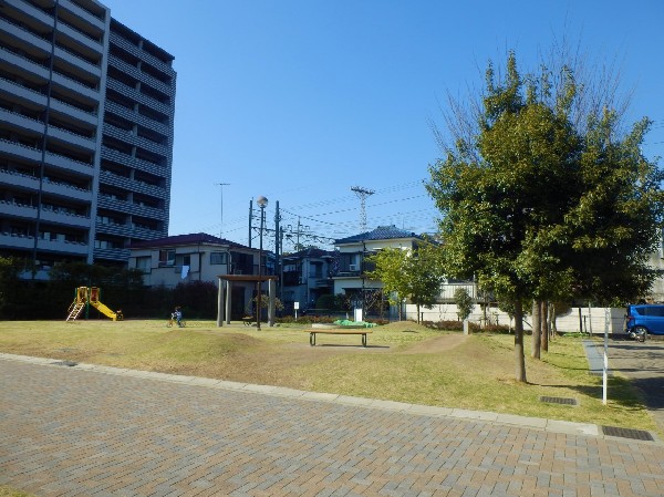 馬絹東公園(近隣には、公園もあり、青空の下で駆け回ったり、遊具で遊んだり、思い思いの遊びができます。子供たちの元気で楽しそうな声が響き渡ります。)