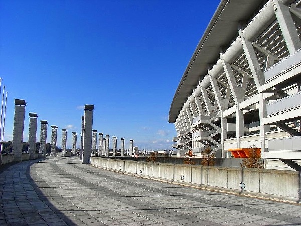 日産スタジアム(横浜Fマリノスのホームとして、また、2002年W杯サッカーの試合会場としても注目を集めたスタジアム。)