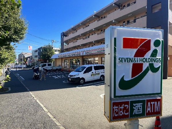 セブンイレブン川崎有馬6丁目店(早朝や深夜など、時間帯を問わず、幅広い品物が揃うコンビニ。チケットの購入などはじめ生活に欠かせない存在ですので、近くにあるとやっぱり便利ですね。)