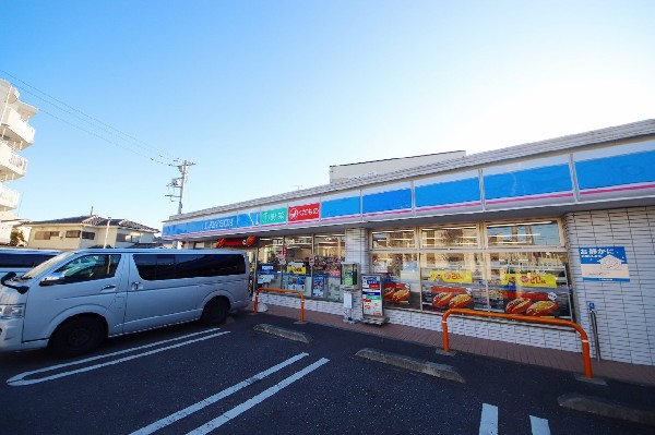 ローソン菅3丁目店(「マチのほっとステーション」をスローガンに掲げる通り、忙しい日々に「ほっ」とするひとときをもたらします。)