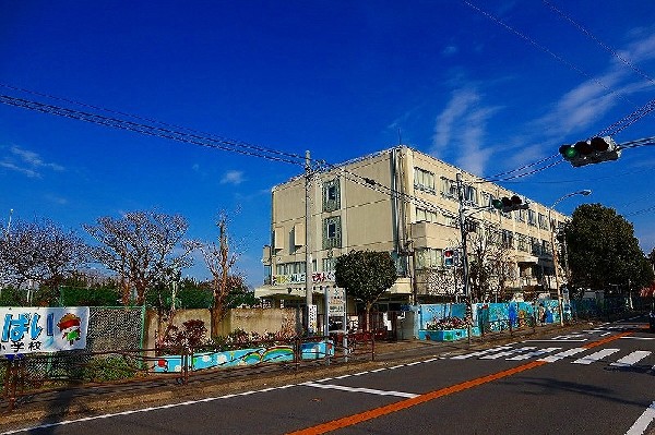 宮崎小学校(お子様が一日の中でも長い時間を過ごす小学校。のびのびと過ごし、広い校庭で元気に駆け回ったり、どんどん成長していく姿が目に浮かびます。)