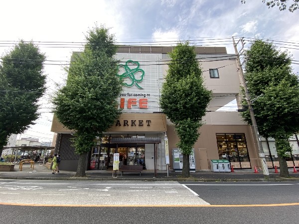 ライフ有馬5丁目店(営業時間9時～22時　４つのクローバーに誓ったお客様へのお約束「安全・安心」「信頼の価値」「おいしさ」「お客様の笑顔」)