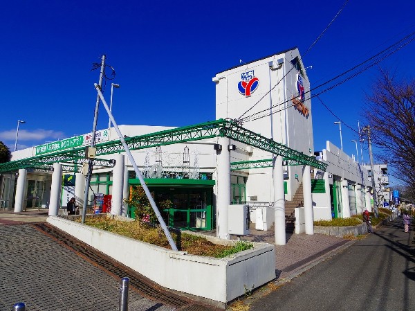 ゆりストア星ヶ丘店(10時～20時までの営業時間。星ヶ丘店の特徴はグルメ志向のお客様が多いエリアなので、インストアベーカリーを備えたこと。)