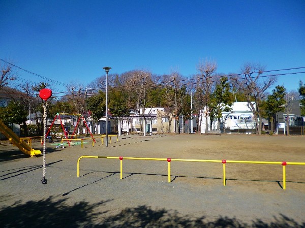 菅小谷公園(近くには公園もあり緑を感じる事が出来、休日などにお散歩などに最適です。)