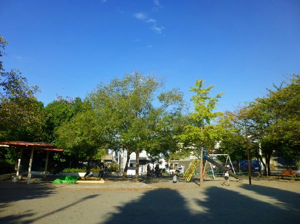 鳥山池公園(樹木が立ち並び、木漏れ日を愉しめる公園。大人も癒される落ち着きある空間が広がります。)