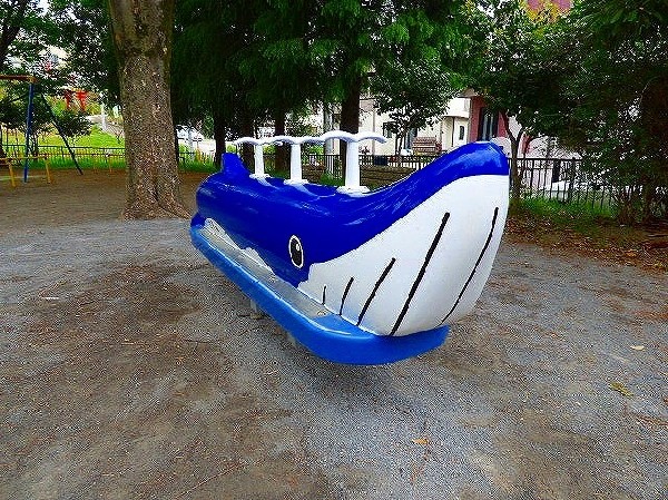 南生田公園　クジラ遊具(午前は小さな子どもやお母さんたち、午後は小学生たちでにぎやかな公園です。遊具広場、野球場、テニスコートもあります。)